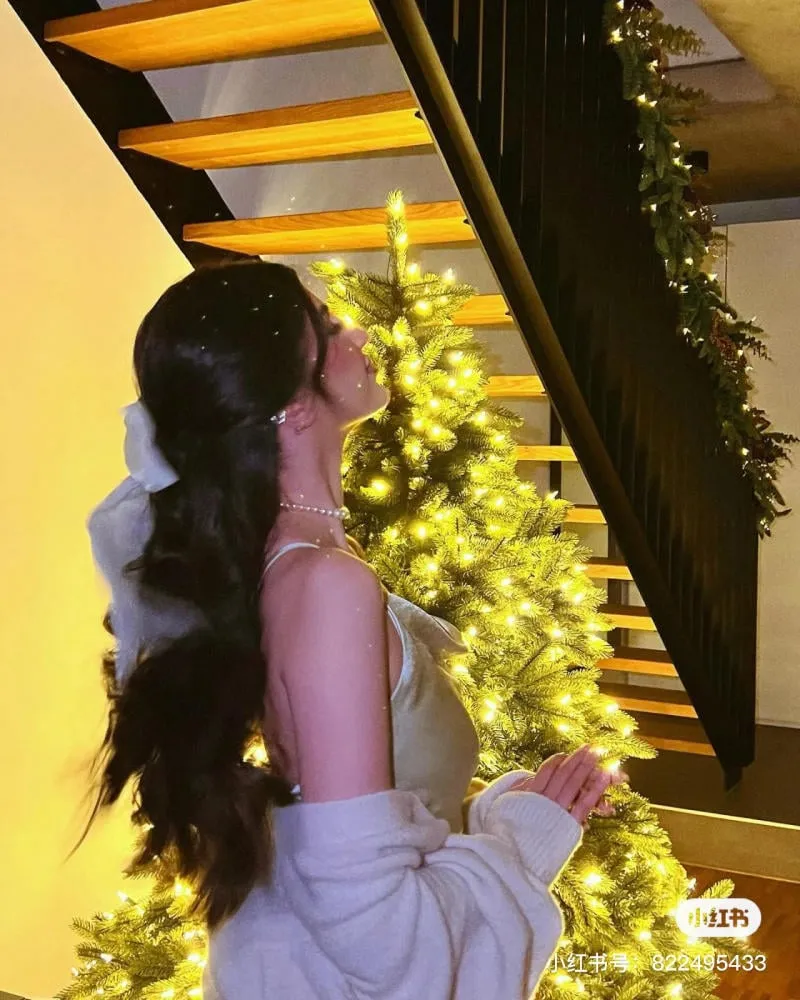 Chụp ảnh với cây thông Noel khoe "góc nghiêng thần thánh"