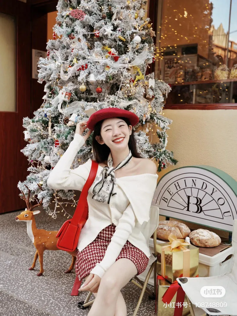 Chụp hình với cây thông Noel ở quán cafe