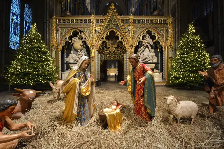 Trang trí Noel sân vườn bằng hang đá và tiểu cảnh