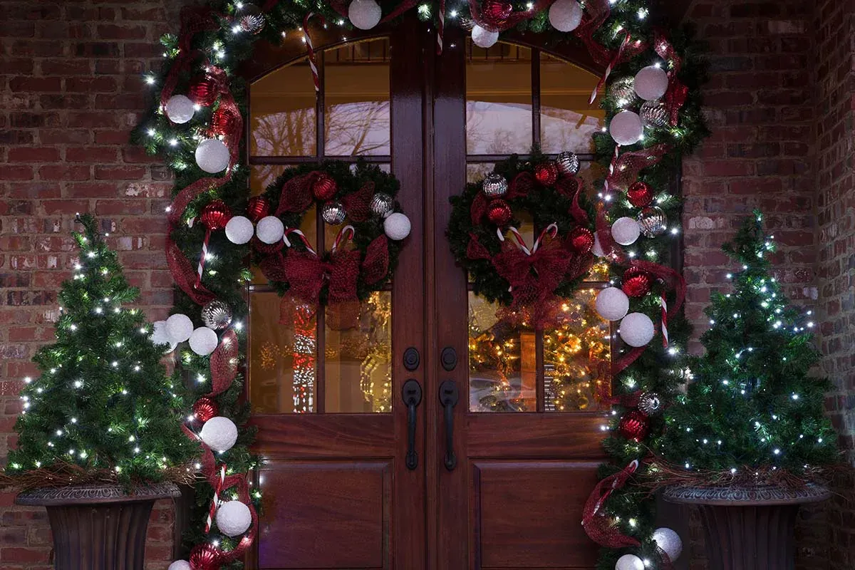 Trang trí Noel sân vườn bằng dây ruy băng, dây trang trí