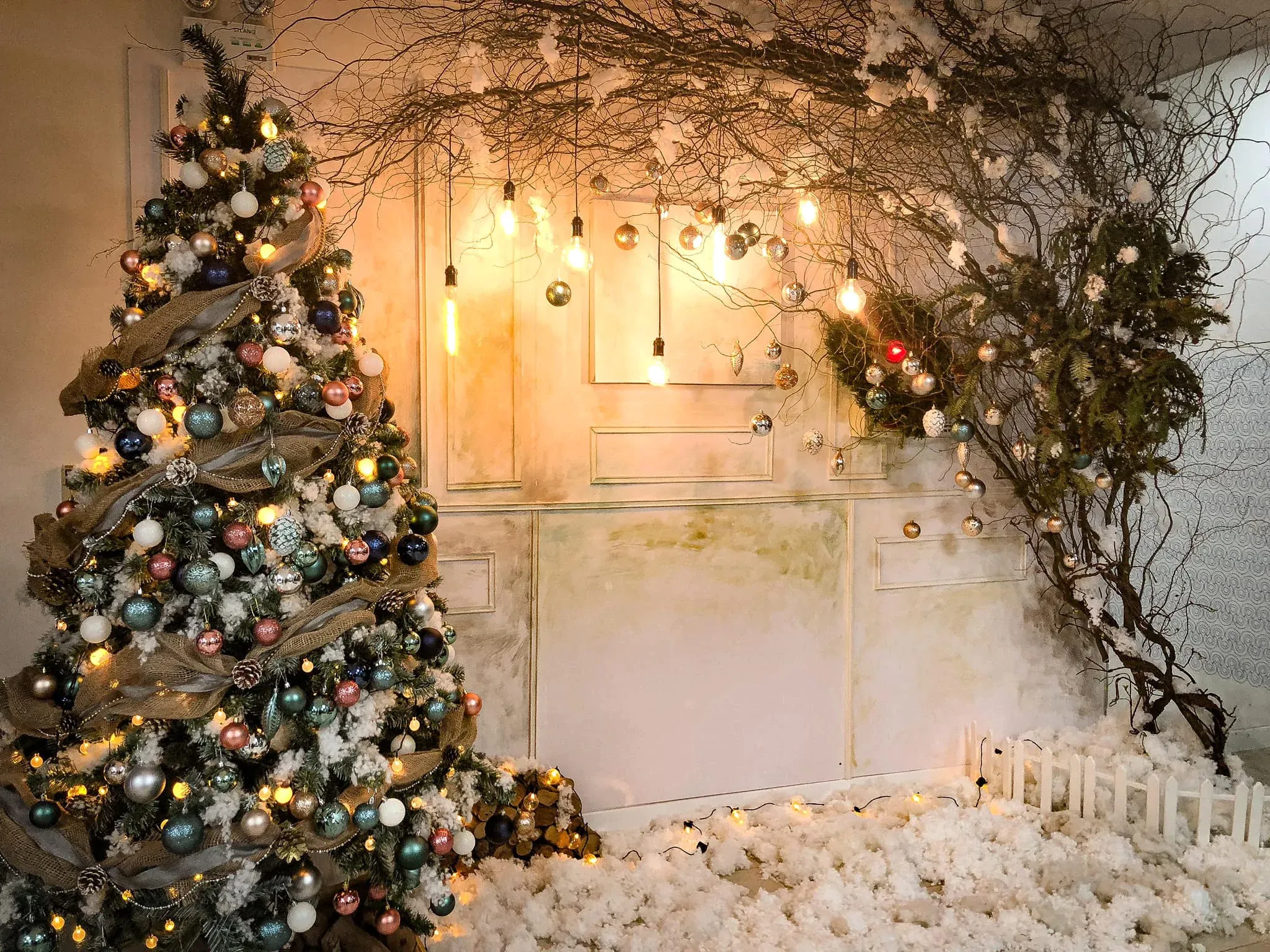 Tô điểm không gian xung quanh ngôi nhà trong mùa Noel bằng tuyết giả