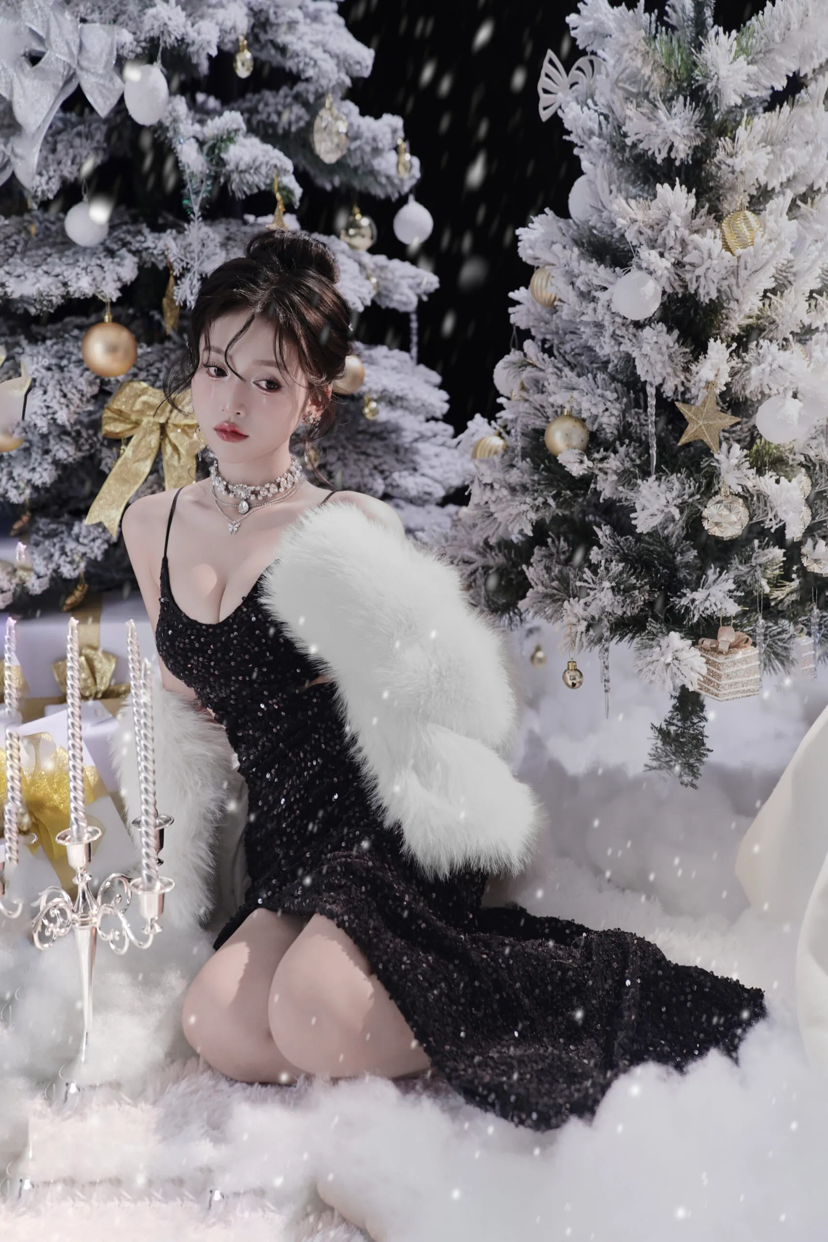 Đừng quên tận dụng background là cây thông Noel