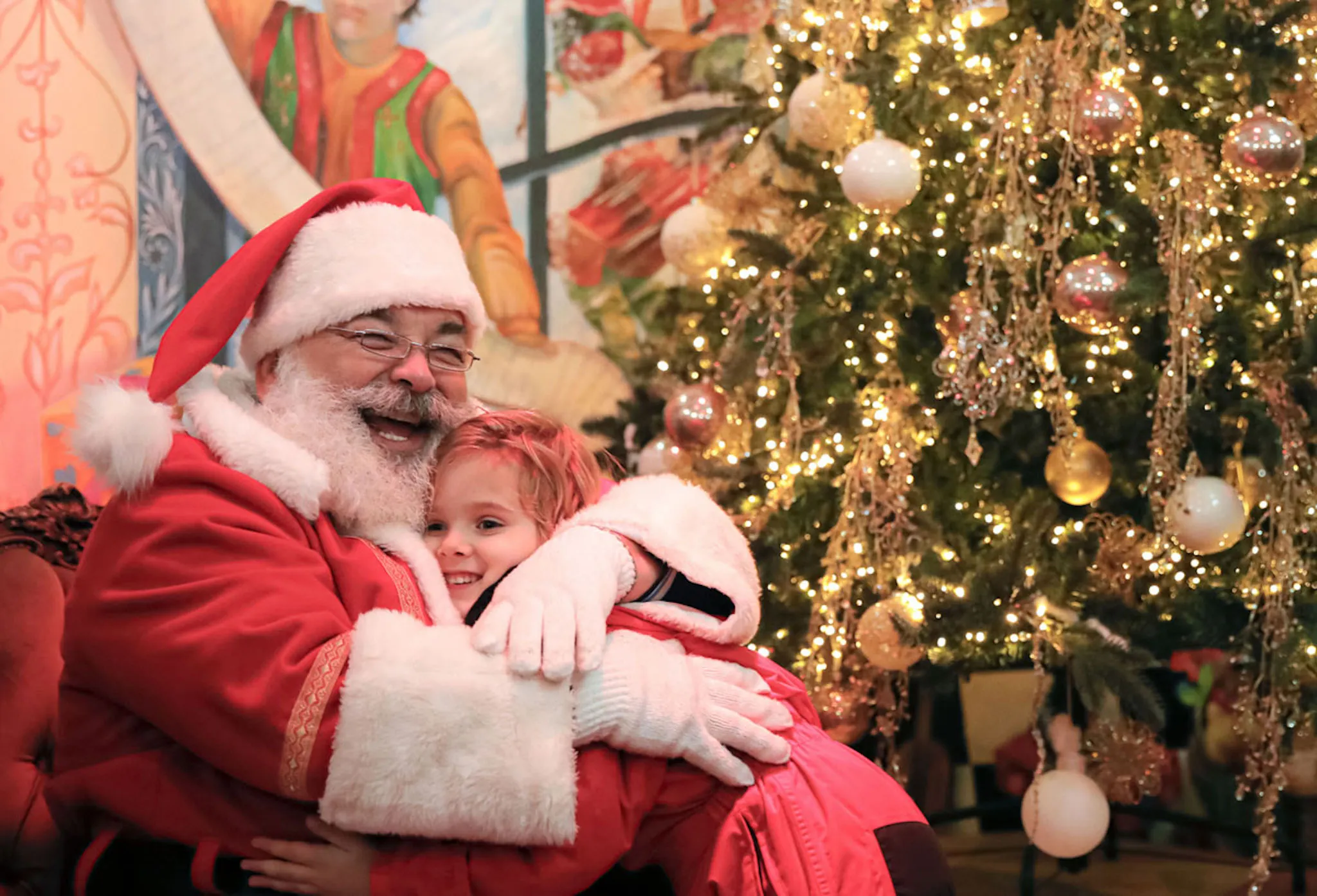 Chụp ảnh cùng ông già Noel là một trải nghiệm không thể bỏ qua trong ngày lễ Giáng sinh