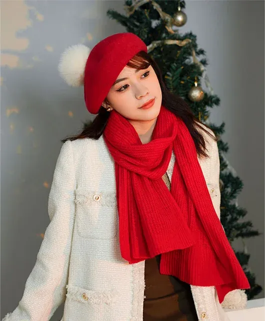 Không chỉ giữ ấm cho đầu, mũ len và mũ beret còn là điểm nhấn cho trang phục