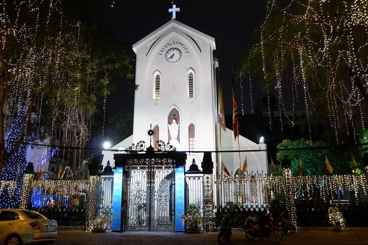ùa Noel tại Nhà Thờ Hàm Long, hình ảnh đẹp những đôi bạn trẻ đón Giáng Sinh ngay ngoài cổng nhà thờ với những ngọn nến lãng mạn
