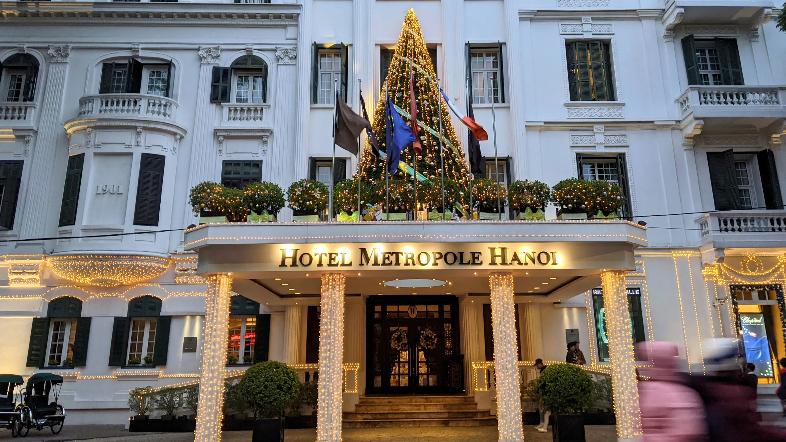 Khách sạn Sofitel Metropole không chỉ nổi tiếng với kiến trúc đẹp bậc nhất Hà Nội mà còn là nơi biểu tượng của sự sang trọng và quyến rũ