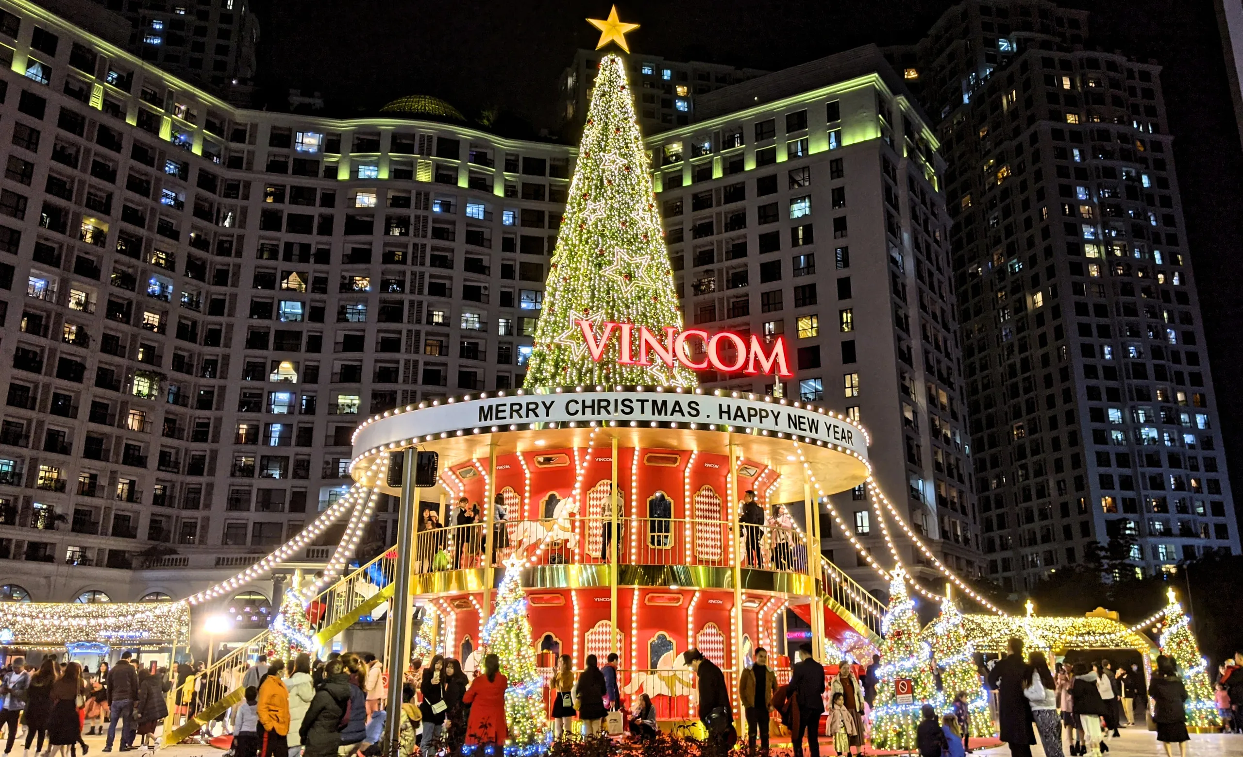 Những cây thông Giáng Sinh tại Royal City luôn được trang trí vô cùng lộng lẫy