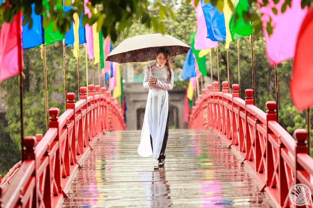 Hồ Hoàn Kiếm trở thành địa điểm vui chơi và chụp ảnh đông vui bậc nhất của thủ đô Hà Nội