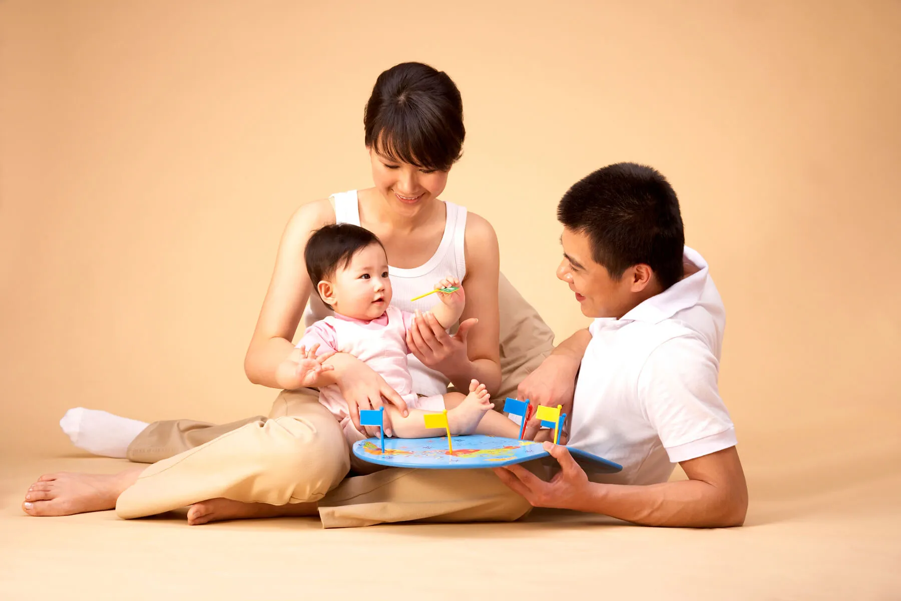 Trò chuyện, đùa nghịch cùng bé