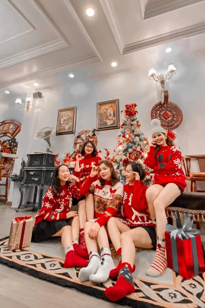 10 cách tạo dáng chụp hình noel đẹp lung linh dành cho bạn 2023. (Nguồn: Internet)
