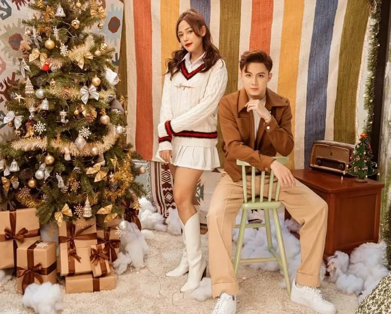 10 cách tạo dáng chụp hình noel đẹp lung linh dành cho bạn 2023. (Nguồn: Internet)