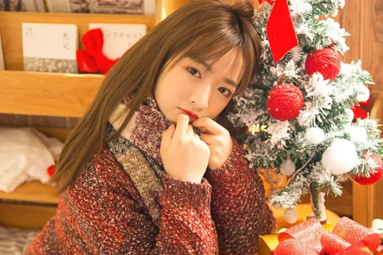 10 cách tạo dáng chụp hình noel đẹp lung linh dành cho bạn 2023. (Nguồn: Internet)