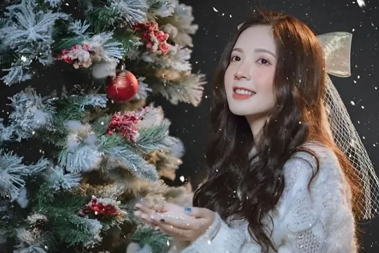 10 cách tạo dáng chụp hình noel đẹp lung linh dành cho bạn 2023. (Nguồn: Internet)
