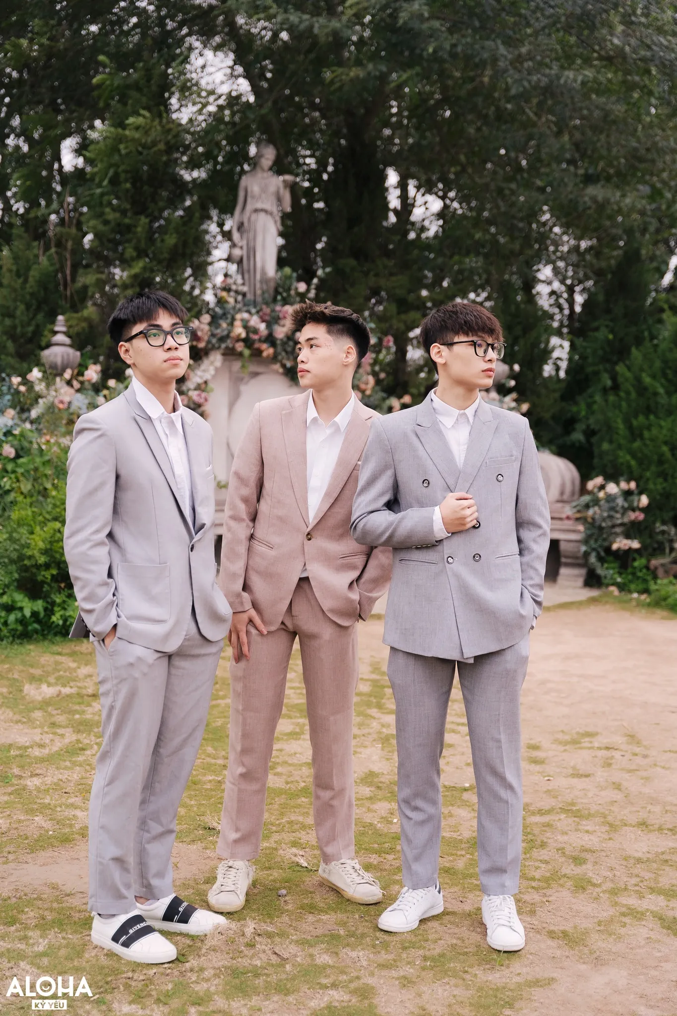 Tạo dáng chụp ảnh cho học sinh nam với bạn thân
