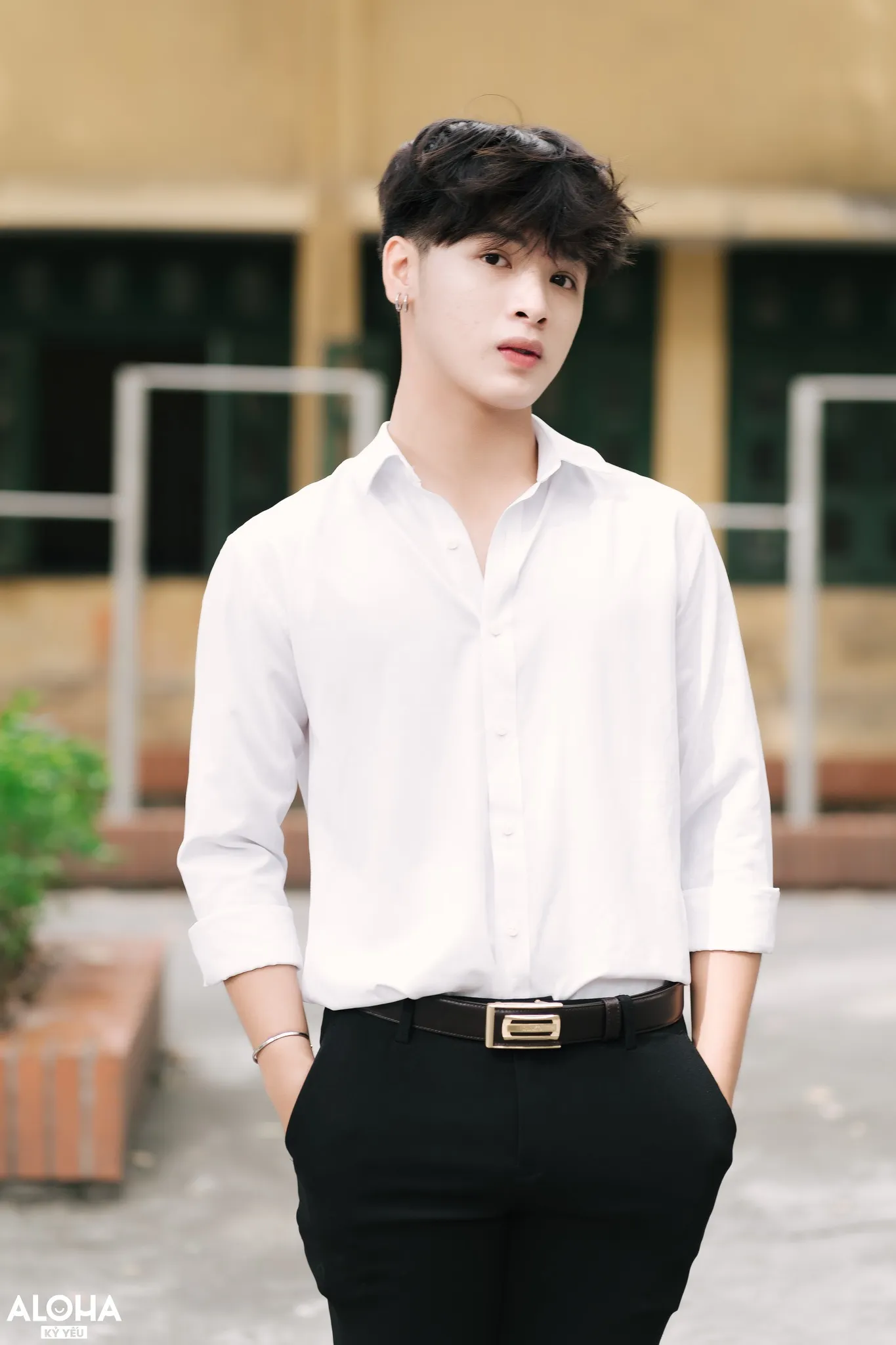 Tạo dáng chụp ảnh nam học sinh kiểu chụp 2 tay bỏ vào túi