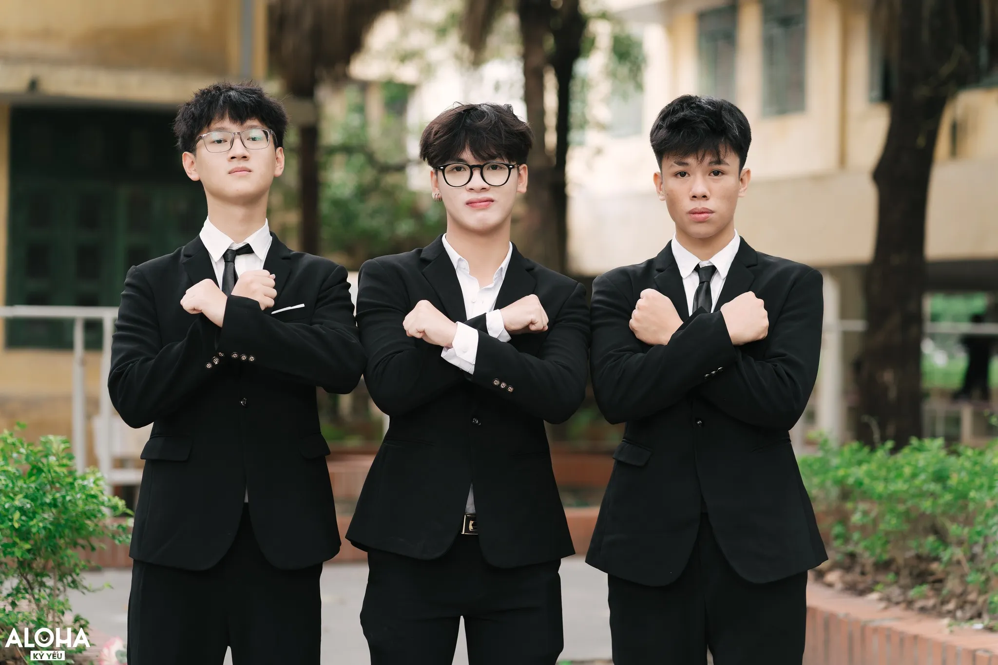 Tạo dáng chụp ảnh học sinh nam cùng bước đi trong sân trường