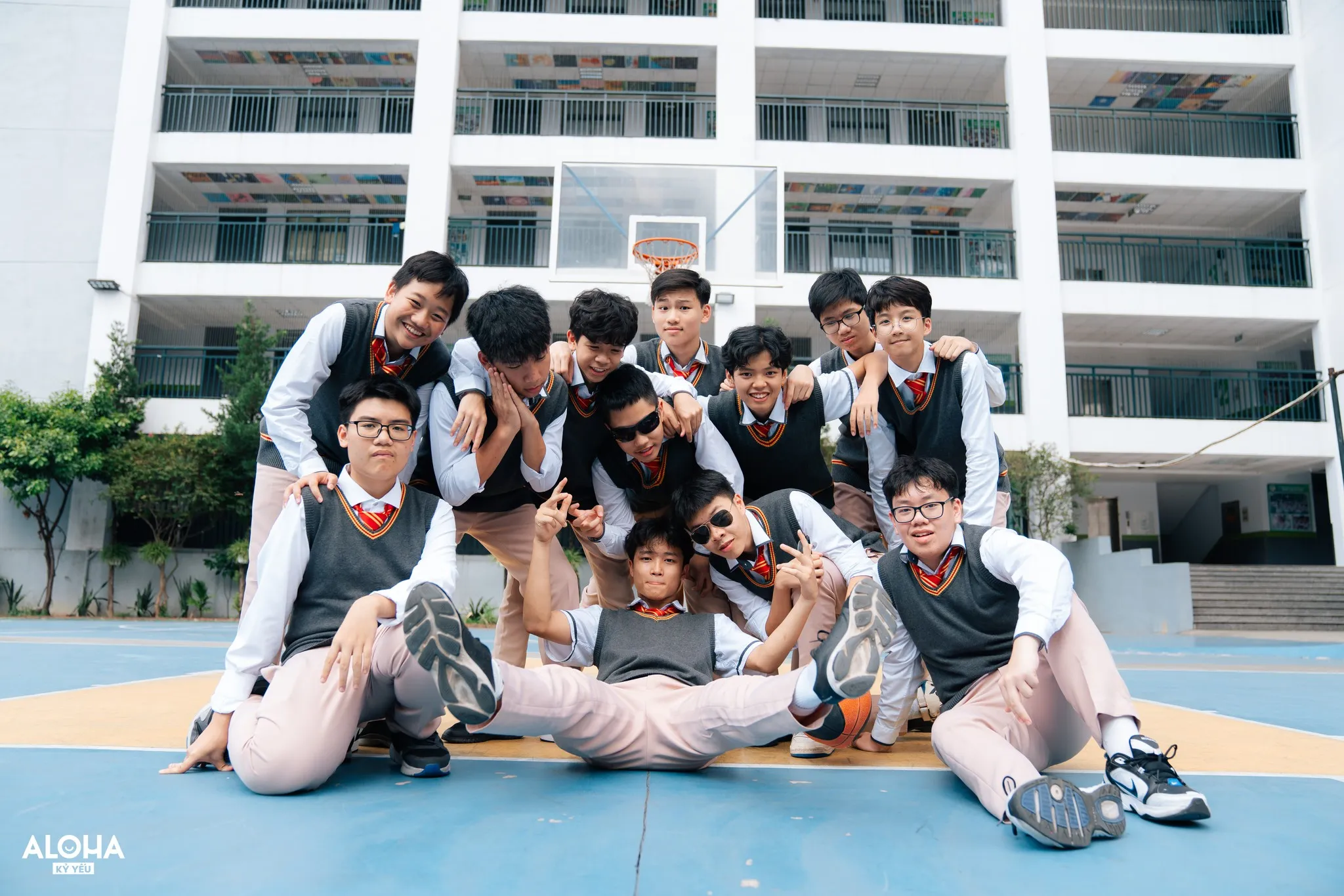 Tạo dáng chụp ảnh nam học sinh kiểu đội bóng rổ