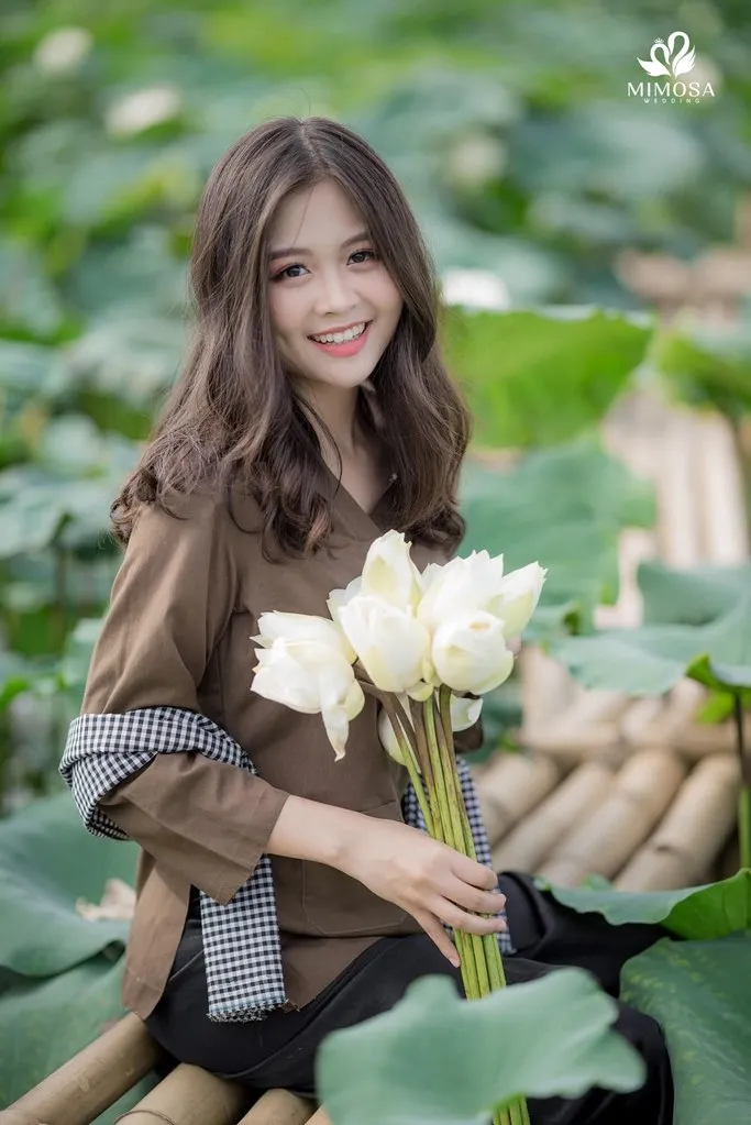 Hóa thân thành “cô gái nông thôn” để tạo dáng bên hoa sen
