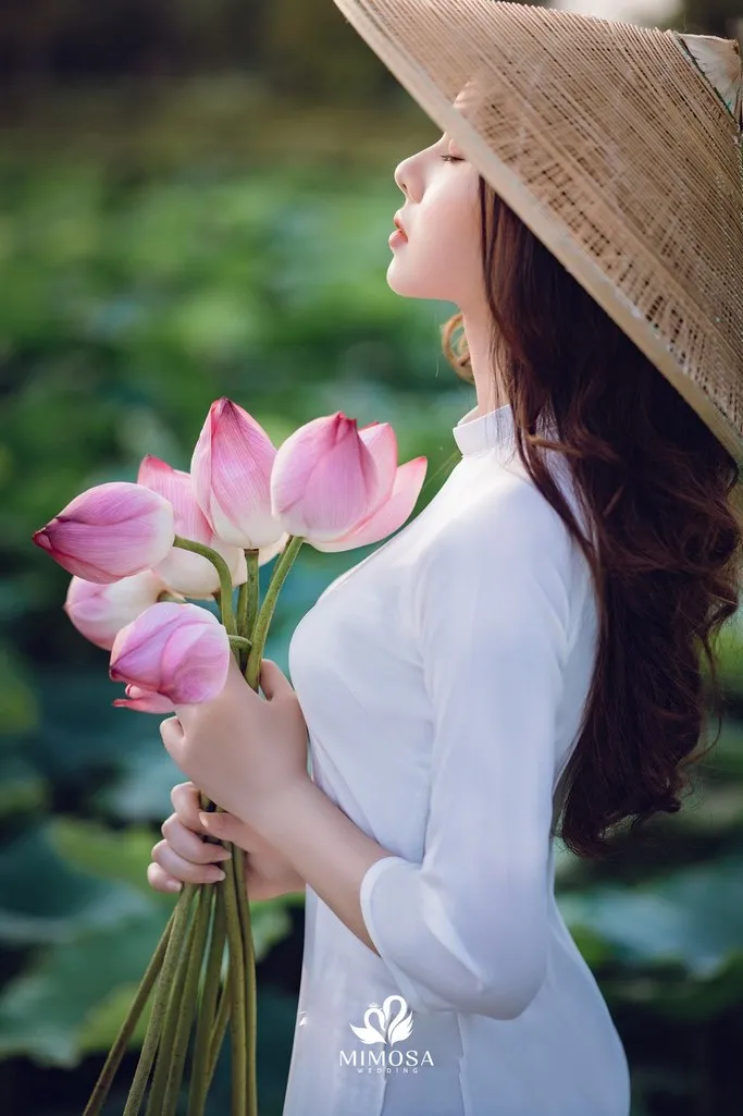 Tạo dáng chụp ảnh hoa sen được ôm trước ngực