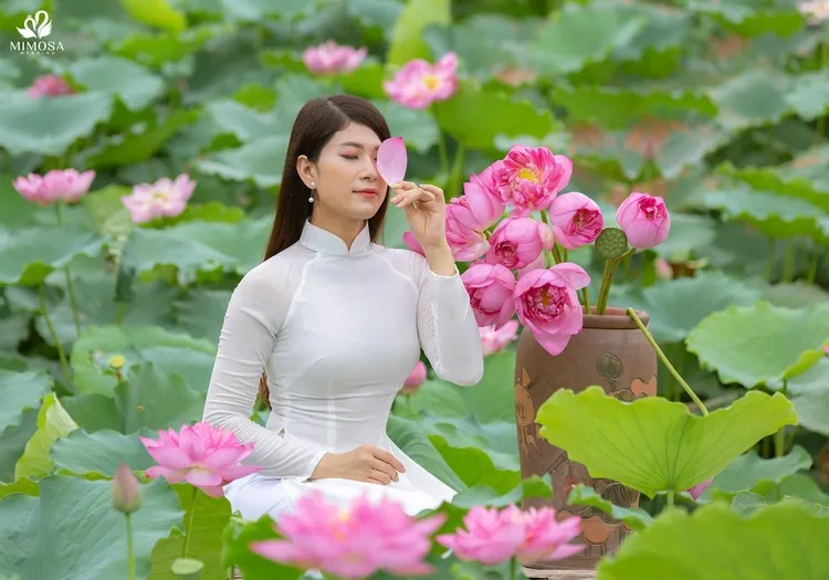 Dùng hoa sen hoặc lá sen che 1 bên mặt