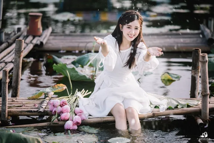 Nghịch nước bên ao sen