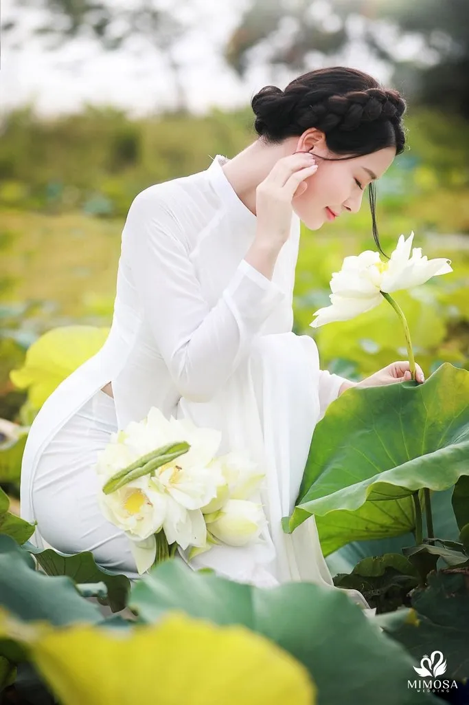Tạo dáng chụp ảnh hồ sen với tư thế quay lưng lại với máy ảnh