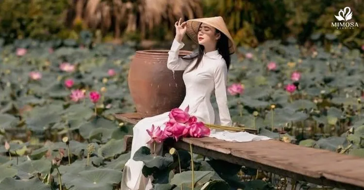 Ngồi trên cầu tre để tạo các tư thế chụp ảnh với hoa sen