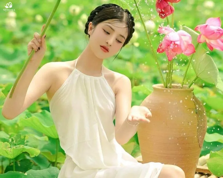 Dáng chụp đầm sen với tư thế thưởng thức vẻ đẹp, hương thơm của hoa