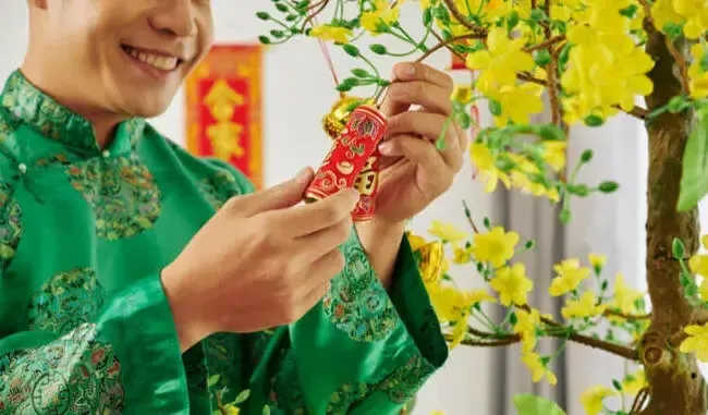 CÁCH TẠO DÁNG CHỤP ẢNH TẾT CHO NAM LỊCH LÃM, HOT NHẤT 2024. (Nguồn: Internet)