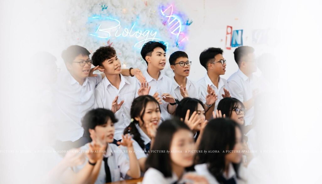 Trang trí lớp chụp kỷ yếu với sự kết hợp của nhiều phụ kiện