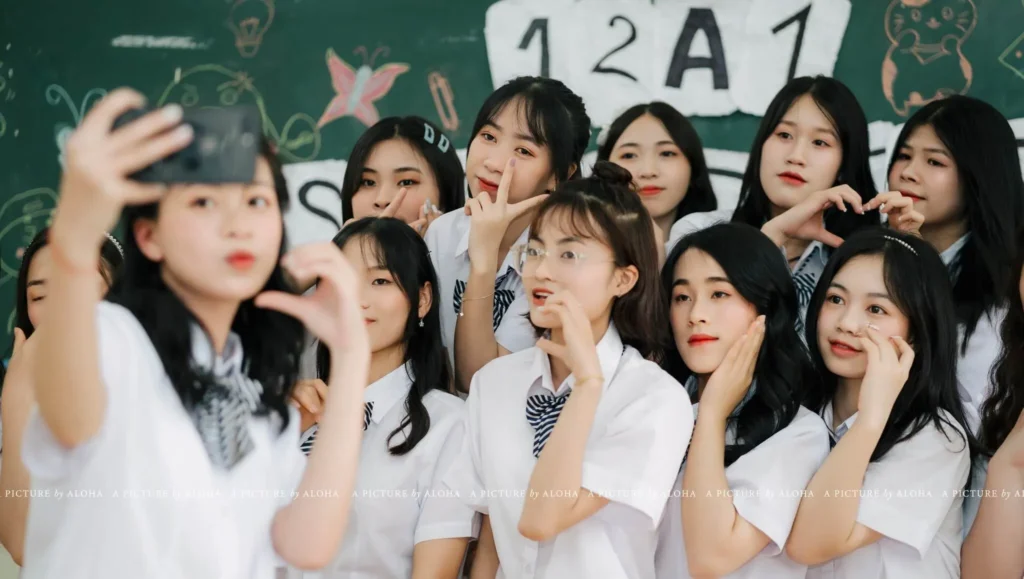 Trang trí lớp chụp kỷ yếu với bảng và phấn