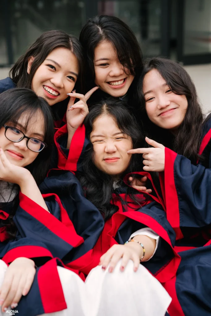 50+ Cách tạo dáng chụp ảnh áo cử nhân kỷ yếu đẹp nhất cho bạn-1