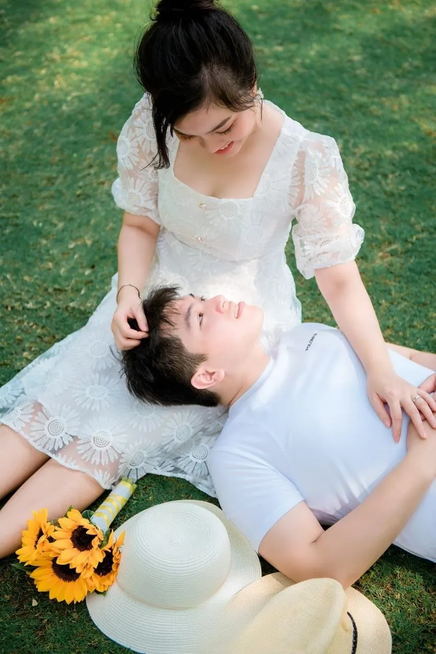 99+ Tạo dáng chụp ảnh kỷ yếu với người yêu giúp lưu giữ kỉ niệm