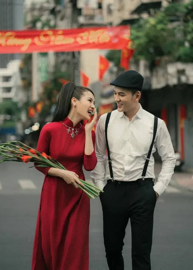 Tạo dáng chụp ảnh áo dài Tết khi di chuyển