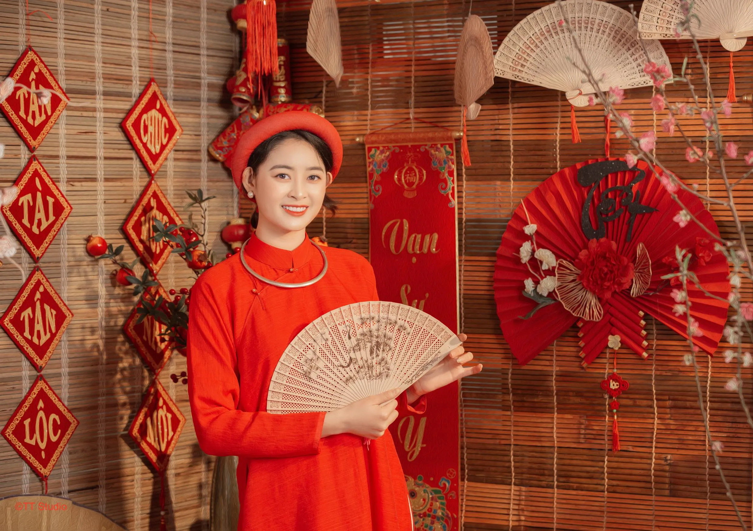 Cách tạo dáng chụp ảnh áo dài Tết với quạt