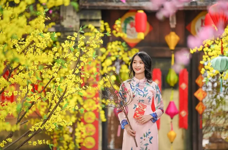 Tạo dáng chụp ảnh áo dài Tết ngắm hoa trên phố
