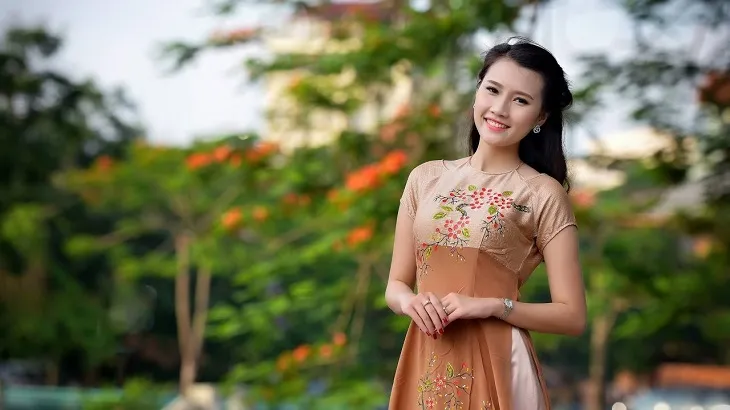 Tạo dáng chụp áo dài Tết với cử chỉ tay