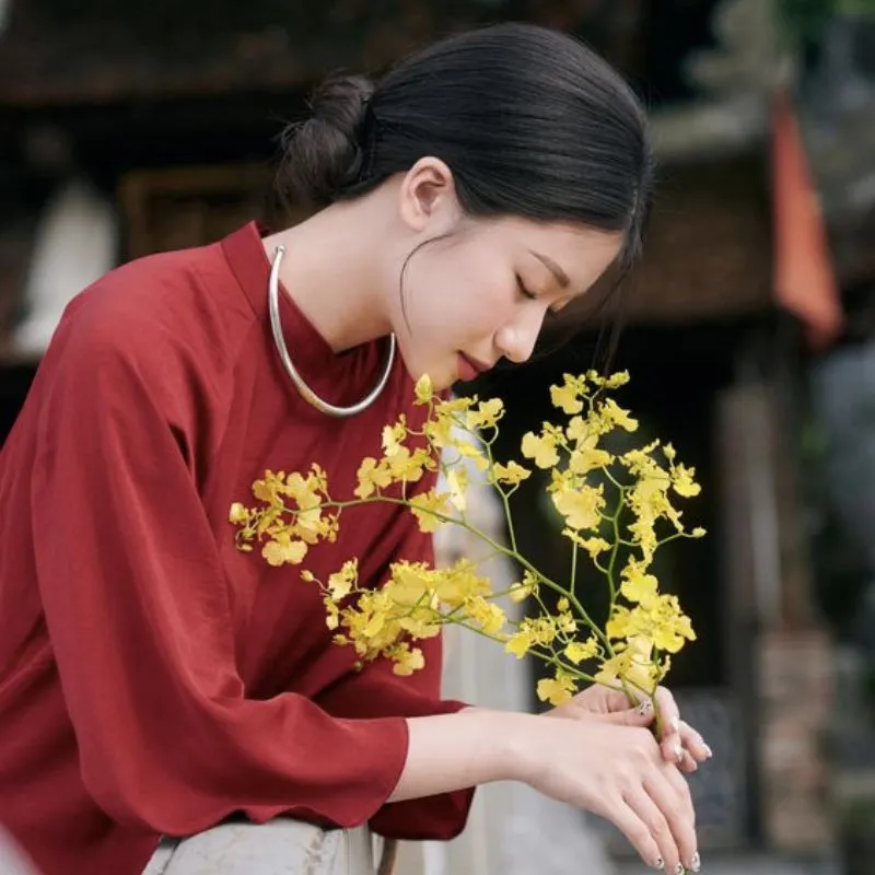 Tạo dáng chụp hình áo dài Tết cùng hoa