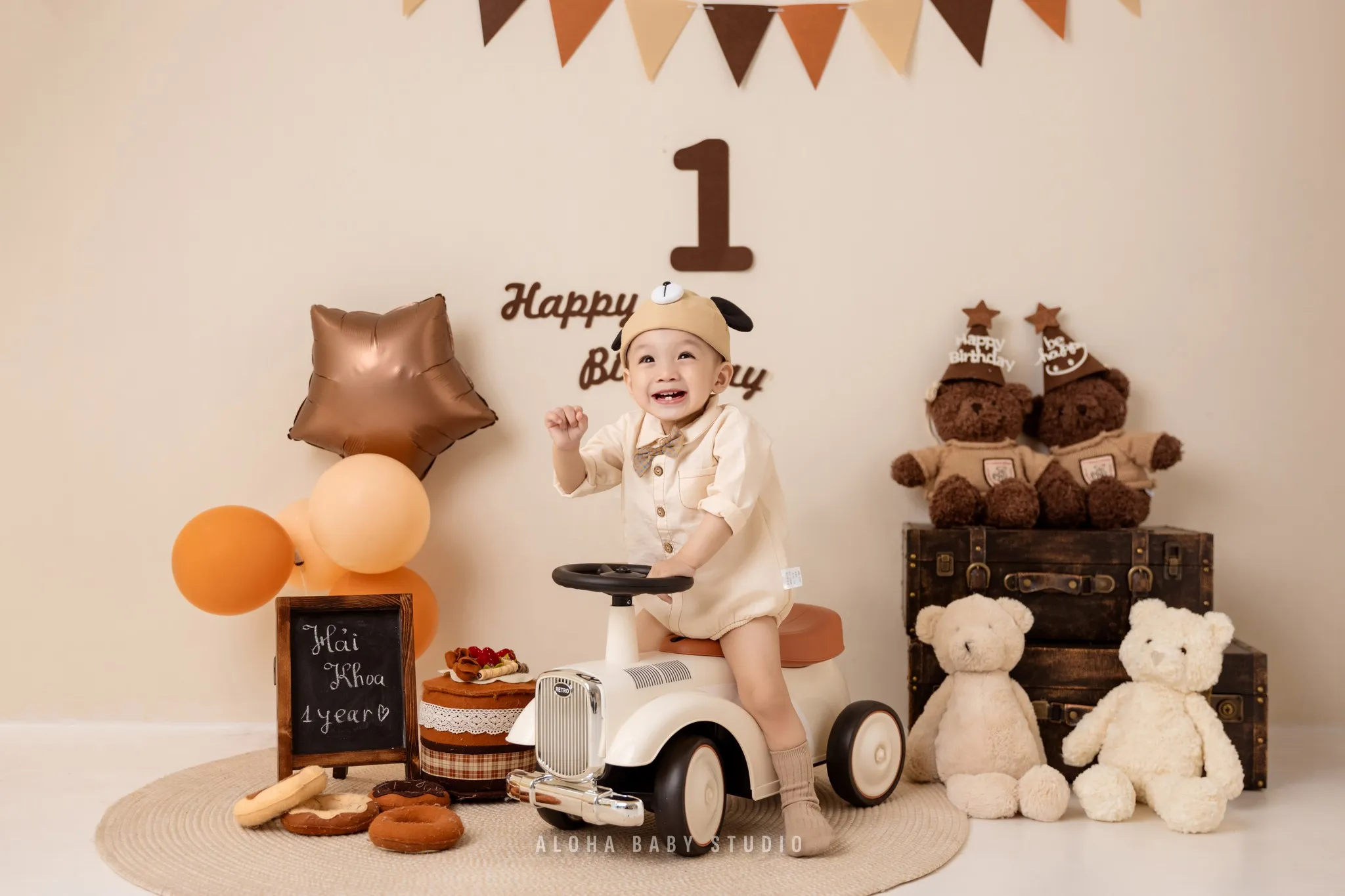 Mang theo đồ chơi, đồ ăn nhẹ yêu thích sẽ giúp Bé vui tươi khi chụp ảnh