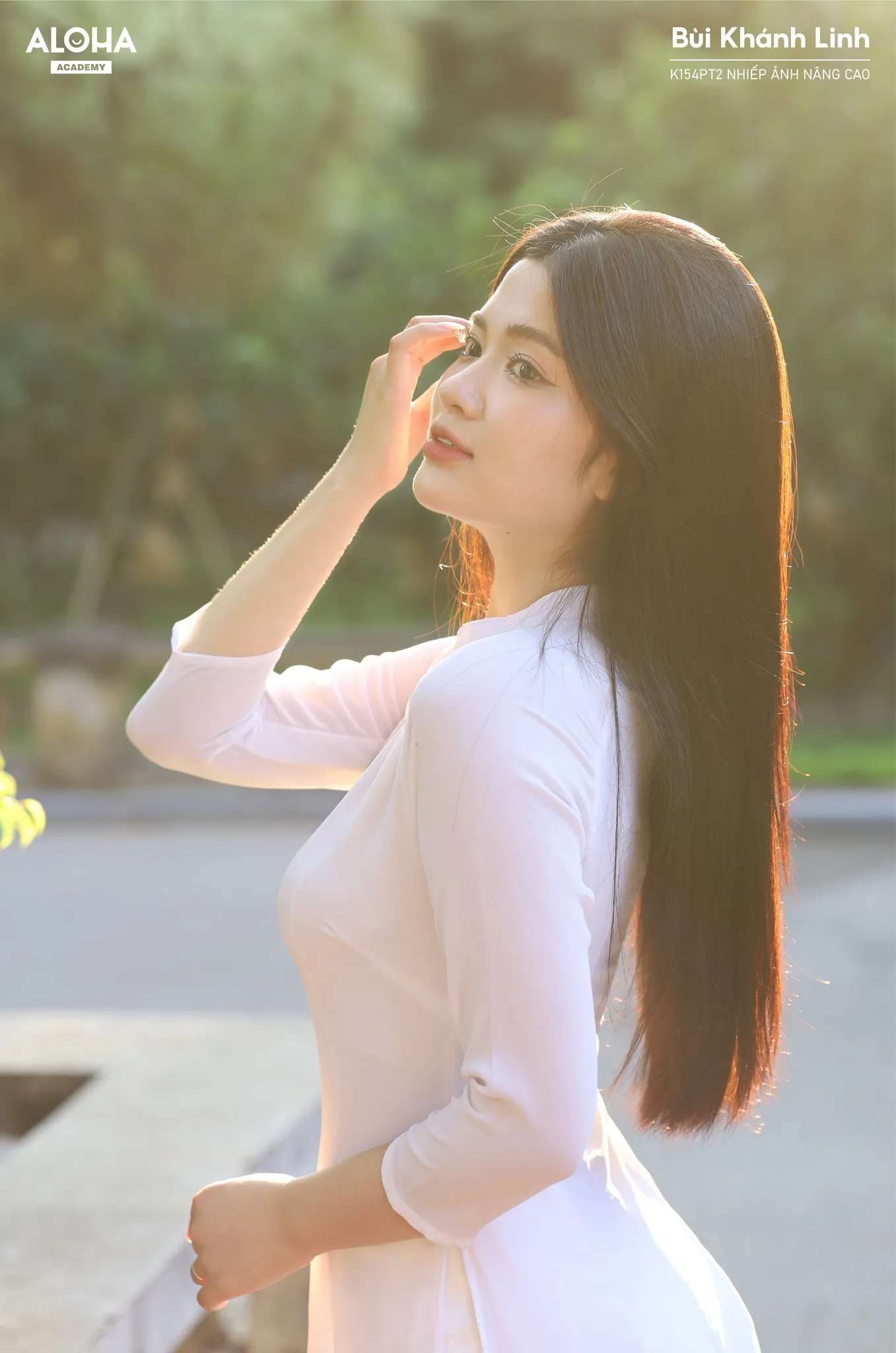 Điều chỉnh biểu cảm khuôn mặt phù hợp với bối cảnh và trang phục (Nguồn: Aloha Academy)