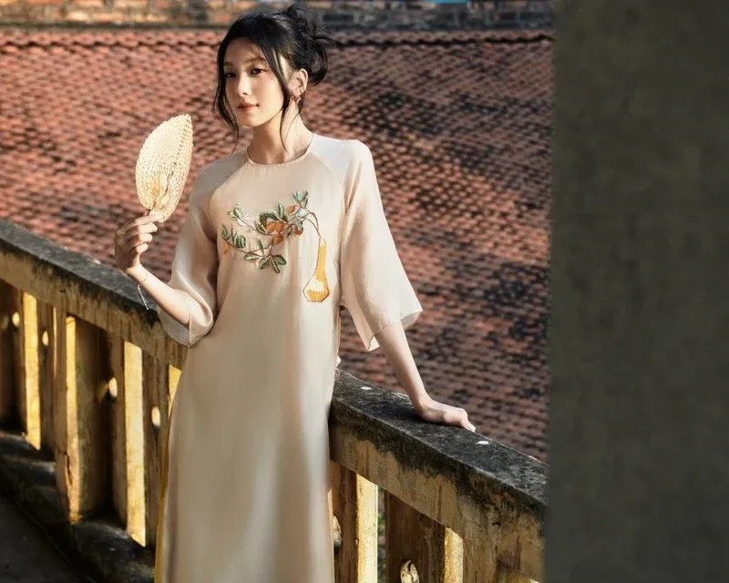 Tạo dáng chụp ảnh Tết với quạt