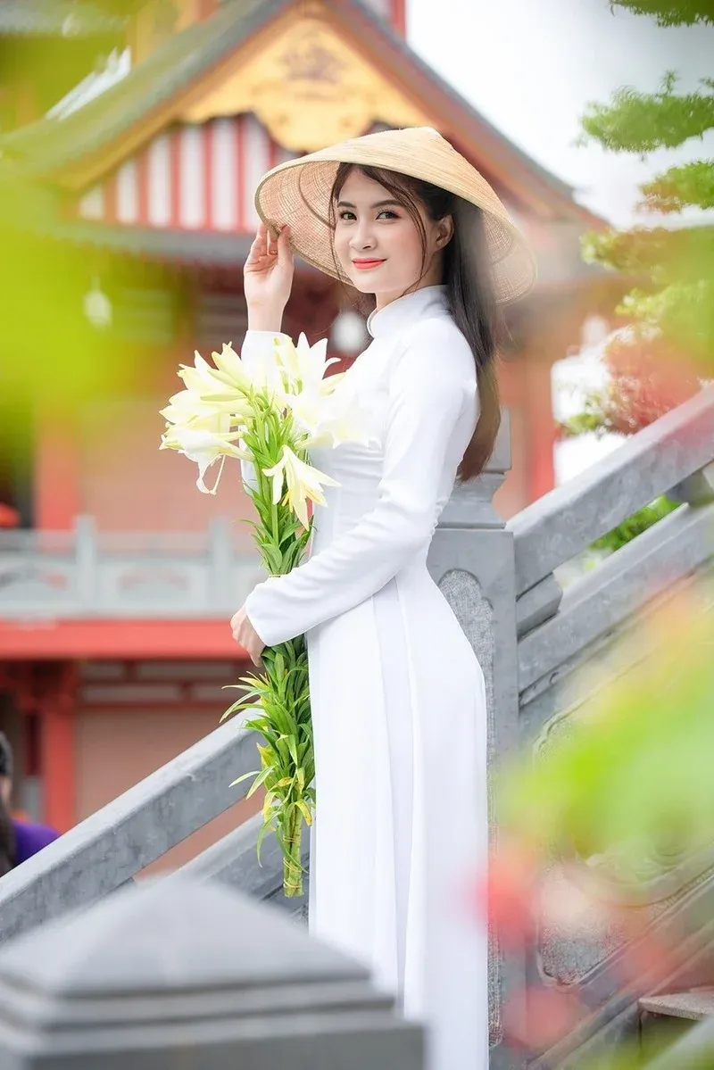 Tạo dáng chụp áo dài Tết với nón lá