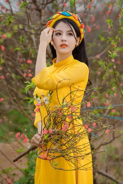 Dáng chụp ảnh với mái tóc bay bay trong gió