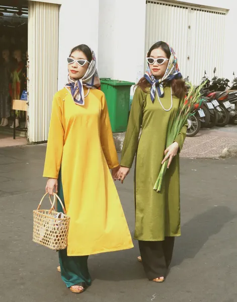 Chụp ảnh áo dài 2 người