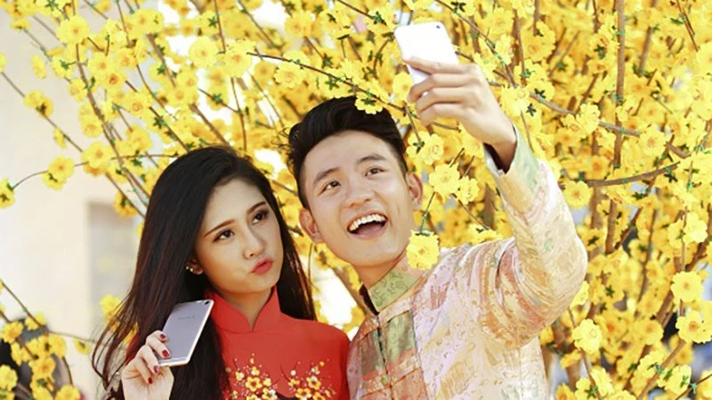 Top 9 kiểu tạo dáng độc đáo khi chụp ảnh Tết với người yêu
