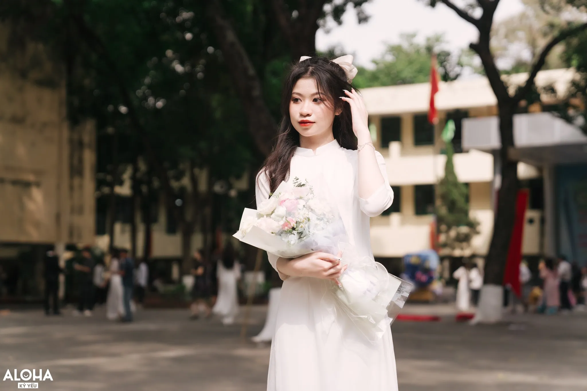 Cách tạo dáng chụp ảnh kỷ yếu cầm hoa