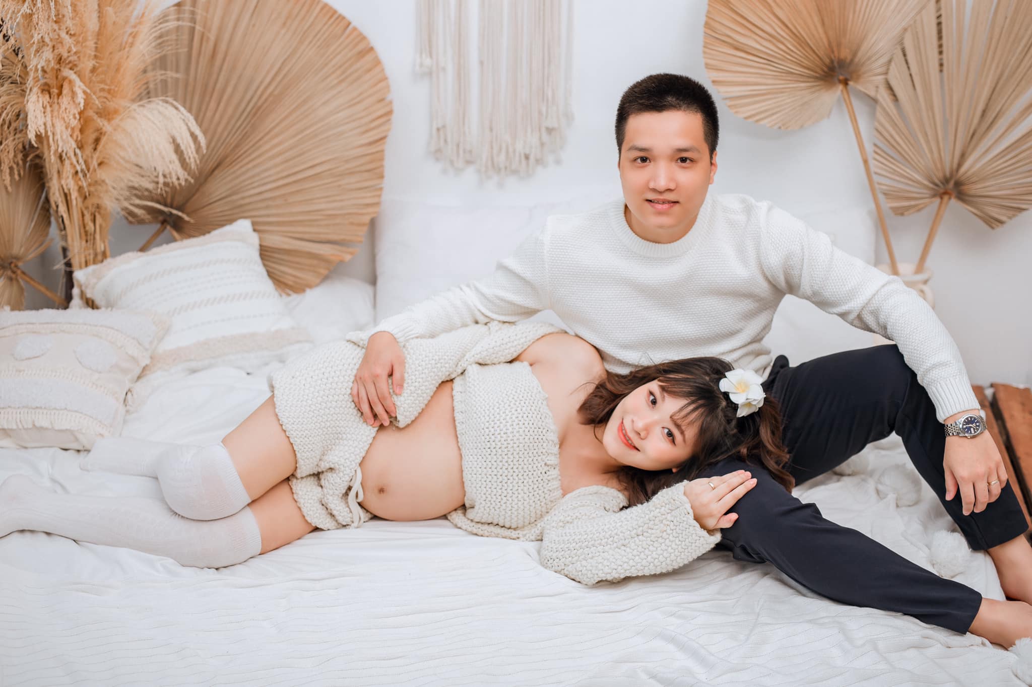 Chụp ảnh bầu đẹp nằm nghiêng