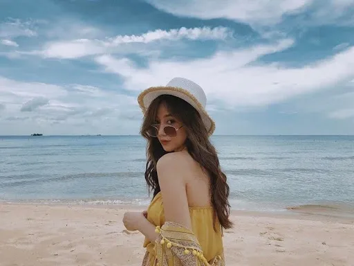 Quay lưng với ống kính máy ảnh