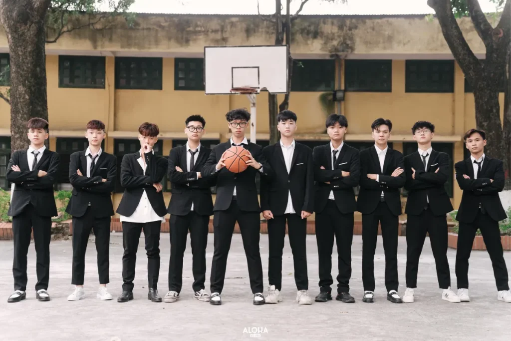 Cách tạo dáng chụp ảnh kỷ yếu nam cực đẹp, hottrend hiện nay