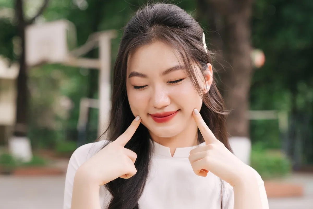 Kiểu tóc là điểm nhấn hoàn hảo cho vẻ đẹp trong trắng của áo dài. (Nguồn: Aloha Media) Kiểu tóc là điểm nhấn hoàn hảo cho vẻ đẹp trong trắng của áo dài. (Nguồn: Aloha Media)